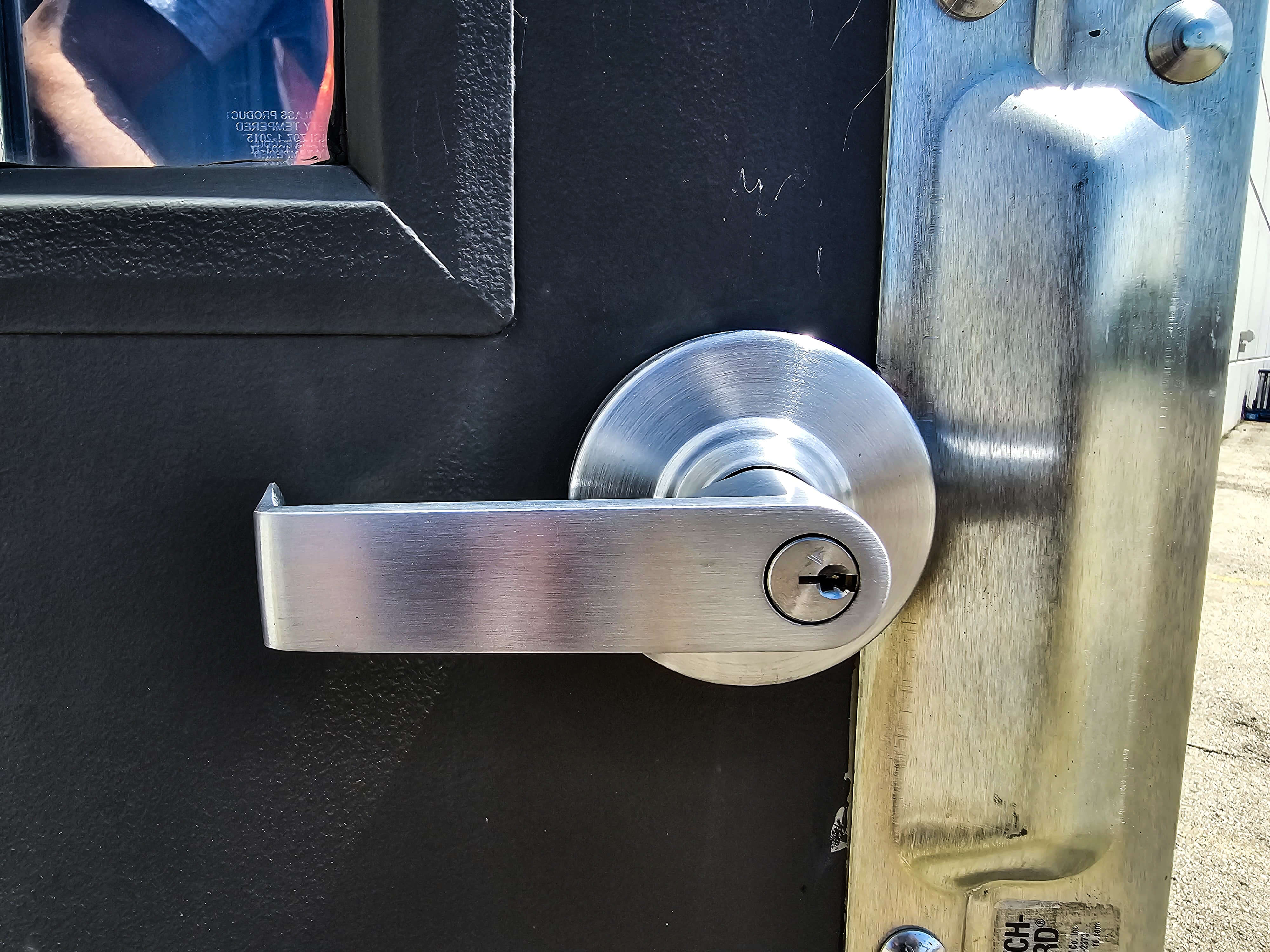 door lock photo